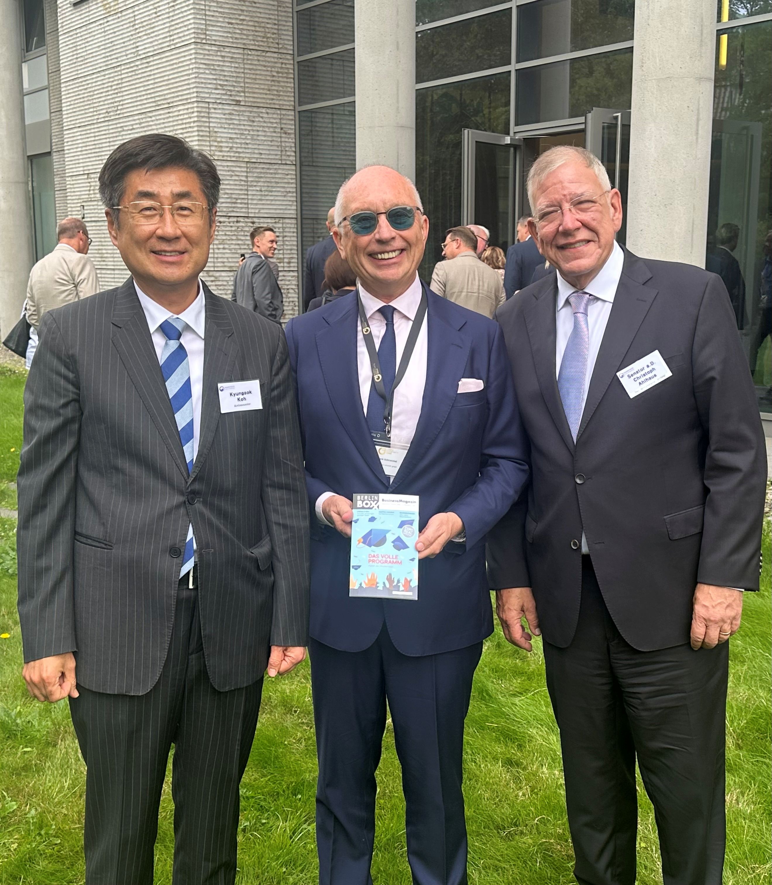 V.l.: S.E. Kyungsok Koh, Botschafter der Republik Korea in Deutschland, Frank Schmeichel, Wirtschaftssenator h.c. und Managing Principal Business Network, sowie Christoph Ahlhaus, Vorsitzender der Bundesgeschäftsführung des BVMW und Generalsekretär des Bundeswirtschaftssenats, beim Diplomatischen Tag in Berlin | BERLINboxx